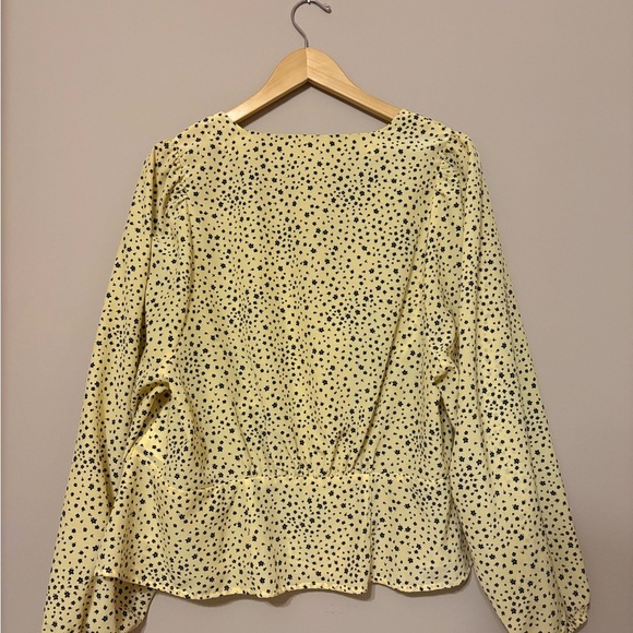 Levi's Women's 1X Yellow Floral Puff Sleeve V-Neck Blouse - Picture 6 of 6